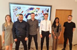 KTU magistrantūros programos "Biomedicininė inžinerija" studentai po sėkmingo baigiamųjų darbų gynimo 